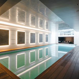 Ispirazione per una grande piscina coperta contemporanea rettangolare con una dépendance a bordo piscina e pedane