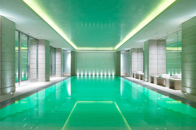 Aménagement d'une très grande piscine intérieure contemporaine rectangle.