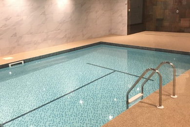 Ejemplo de casa de la piscina y piscina elevada minimalista de tamaño medio interior y rectangular