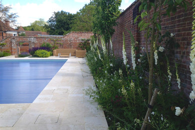 Moderner Pool in Hampshire