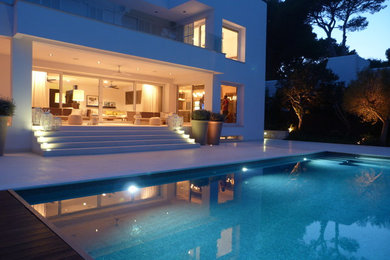 Imagen de casa de la piscina y piscina alargada actual grande rectangular en patio delantero