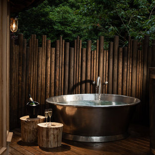 Idee per una piscina rustica con una vasca idromassaggio e pedane