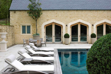На фото: наземный, прямоугольный бассейн среднего размера на заднем дворе в стиле модернизм с домиком у бассейна и настилом