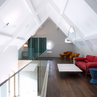 Immagine di una piscina minimalista rettangolare di medie dimensioni e dietro casa con una dépendance a bordo piscina e pedane