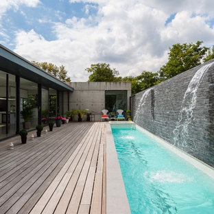 Idee per una piscina monocorsia minimal rettangolare con pedane e fontane