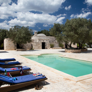 Idee per una piscina mediterranea personalizzata con una dépendance a bordo piscina