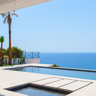 Diseño de piscinas y jacuzzis alargados, contemporáneos, rectangulares, en patio trasero, con suelo de hormigón estampado