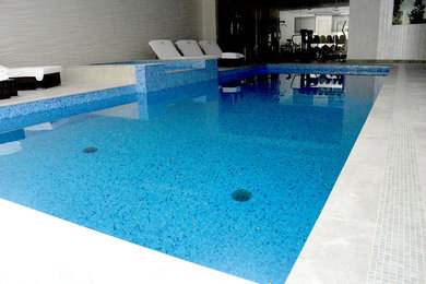 Ejemplo de piscina moderna grande