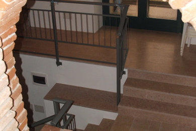 Immagine di una grande taverna design con pavimento in marmo, soffitto a volta e pareti in mattoni
