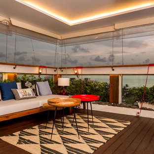 Modelo de terraza ecléctica, de tamaño medio, en anexo de casas, con barandilla de vidrio