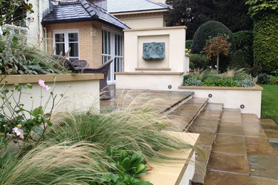 Свежая идея для дизайна: маленькая терраса на заднем дворе в классическом стиле для на участке и в саду - отличное фото интерьера
