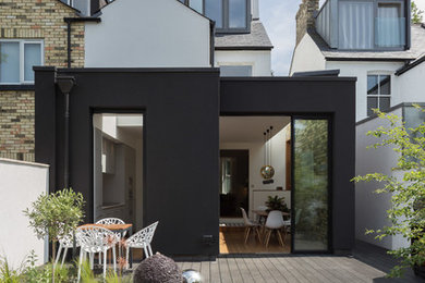 This is an example of a contemporary courtyard terrace in Cambridgeshire.