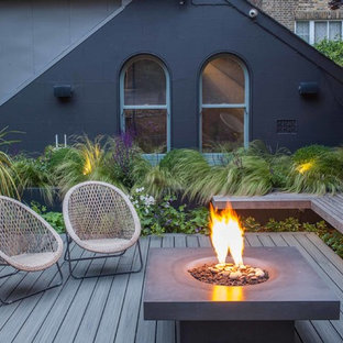 Esempio di una piccola terrazza contemporanea con un focolare