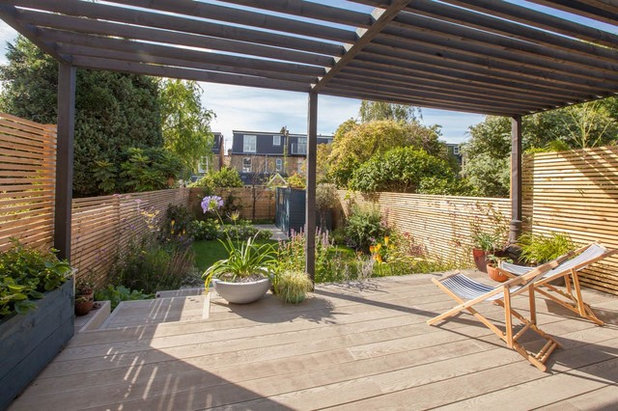 Contemporary Deck by Simon Orchard Garden Design