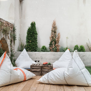 Imagen de terraza mediterránea con brasero