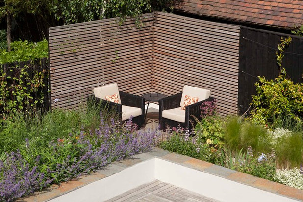 Contemporary Terrace by Kate Eyre Garden Design