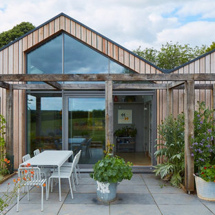 Foto di una grande terrazza scandinava dietro casa con una pergola