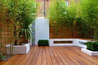 Свежая идея для дизайна: маленькая терраса в современном стиле для на участке и в саду - отличное фото интерьера