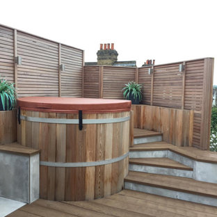 Inspiration pour une terrasse design avec un auvent et des solutions pour vis-à-vis.