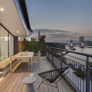 Foto di una terrazza minimal di medie dimensioni e al primo piano con un pontile, un tetto a sbalzo e parapetto in metallo