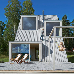 Cette image montre une terrasse arrière nordique de taille moyenne.