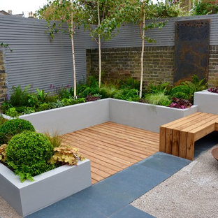 Idee per una piccola terrazza design dietro casa con un focolare e nessuna copertura