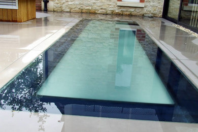Cette photo montre une grande piscine sur toit tendance.