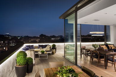 Imagen de terraza contemporánea de tamaño medio sin cubierta en azotea con iluminación