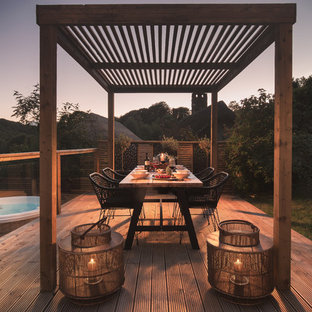 Esempio di una terrazza country nel cortile laterale con una pergola