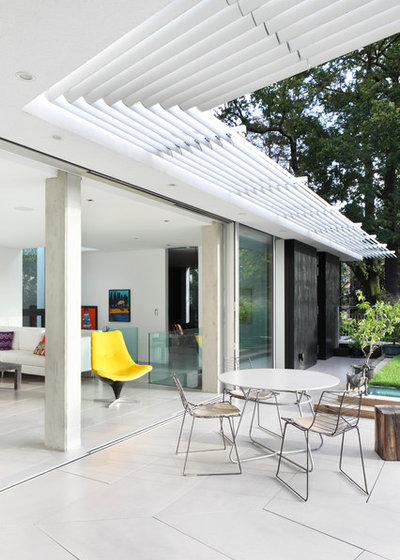 Contemporary Terrace by E2 Architecture + Interiors Ltd