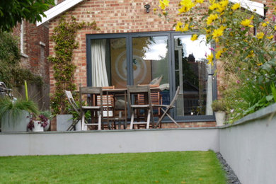 Diseño de terraza contemporánea pequeña sin cubierta en patio trasero