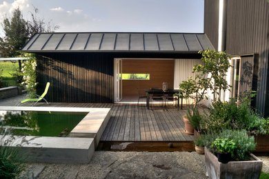 Idéer för att renovera en liten minimalistisk terrass på baksidan av huset