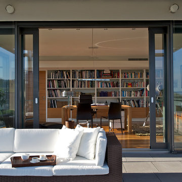 Arbeitszimmer mit Durchgang zur Terrasse - Villa am Zürichsee- Schweiz