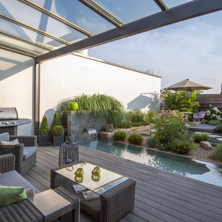 Große Moderne Terrasse mit Outdoor-Küche und Pergola in München