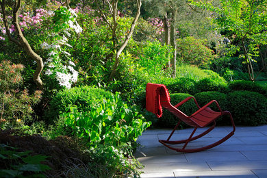 Стильный дизайн: маленькая терраса на заднем дворе в современном стиле для на участке и в саду - последний тренд