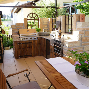 Die Outdoorküche im Garten.