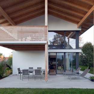 Mittelgroße Moderne Terrasse hinter dem Haus in München