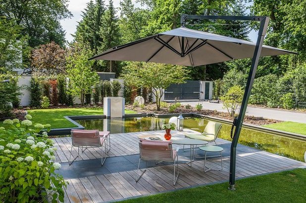 Modern Terrasse by CARAVITA - Exklusive Sonnenschirme und Sonnensegel