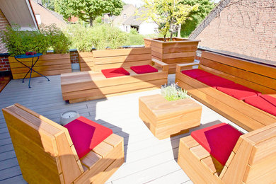 This is an example of a large contemporary roof terrace in Dusseldorf with a potted garden.