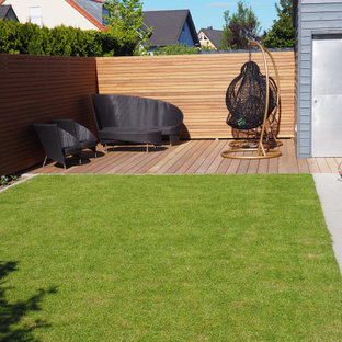 Cette image montre une terrasse arrière minimaliste de taille moyenne avec des solutions pour vis-à-vis.