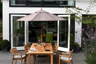 Mittelgroße, Unbedeckte Nordische Terrasse hinter dem Haus in Sonstige