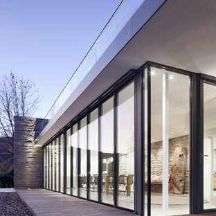 Esempio di una terrazza minimal di medie dimensioni e dietro casa con un tetto a sbalzo