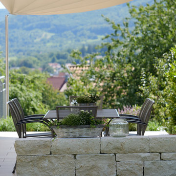 Großzügige Terrasse mit stilvollem Sonnenschutz