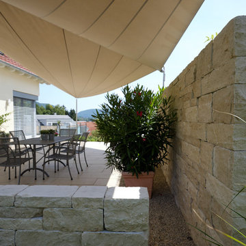 Großzügige Terrasse mit stilvollem Sonnenschutz