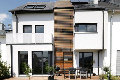 Exemple d'une terrasse latérale moderne de taille moyenne avec aucune couverture.