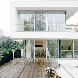 Esempio di una grande terrazza minimalista con nessuna copertura
