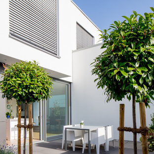 Mittelgroße, Unbedeckte Moderne Terrasse neben dem Haus in Düsseldorf