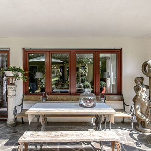 Kleine, Überdachte Klassische Terrasse hinter dem Haus mit Kübelpflanzen in München