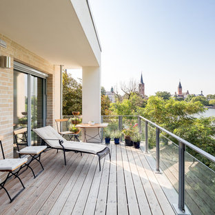Kleine, Überdachte Landhaus Dachterrasse im Dach mit Kübelpflanzen in Berlin