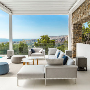Ejemplo de terraza contemporánea, grande, en patio trasero y anexo de casas